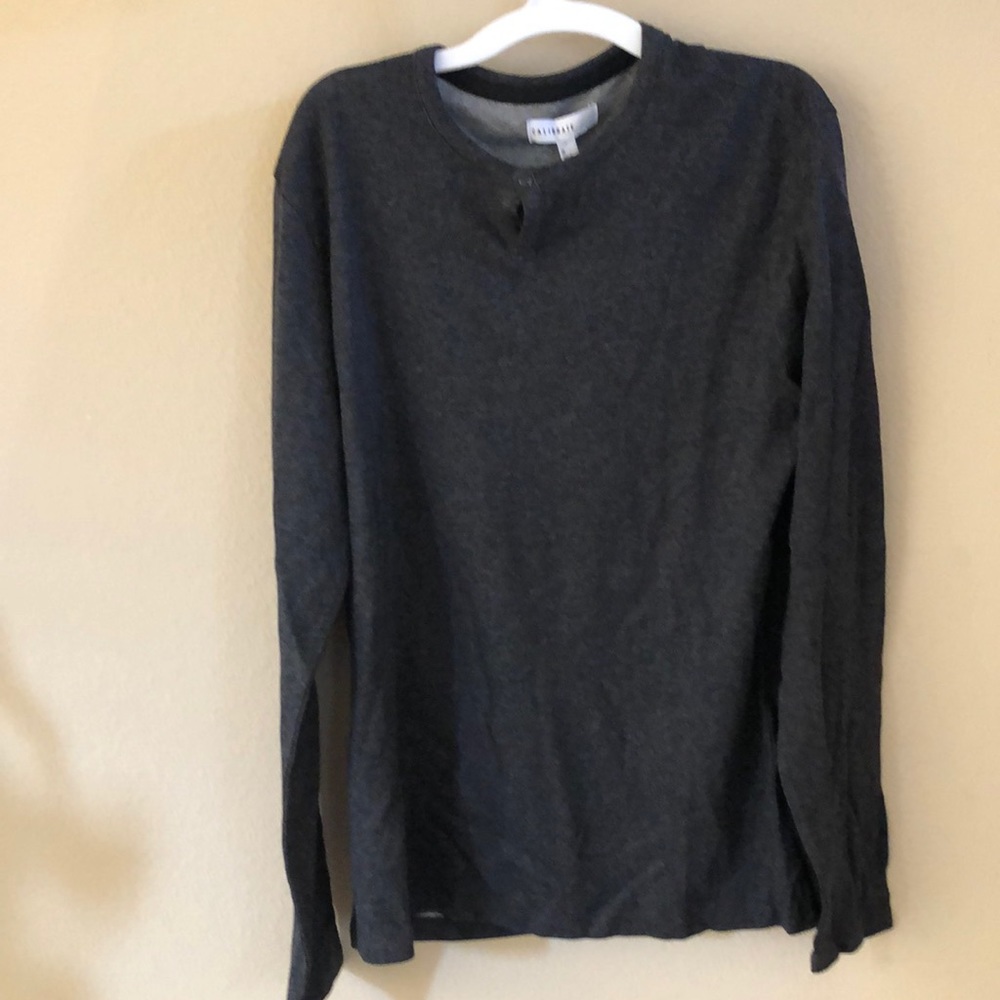 Men’s gray long sleeve tee